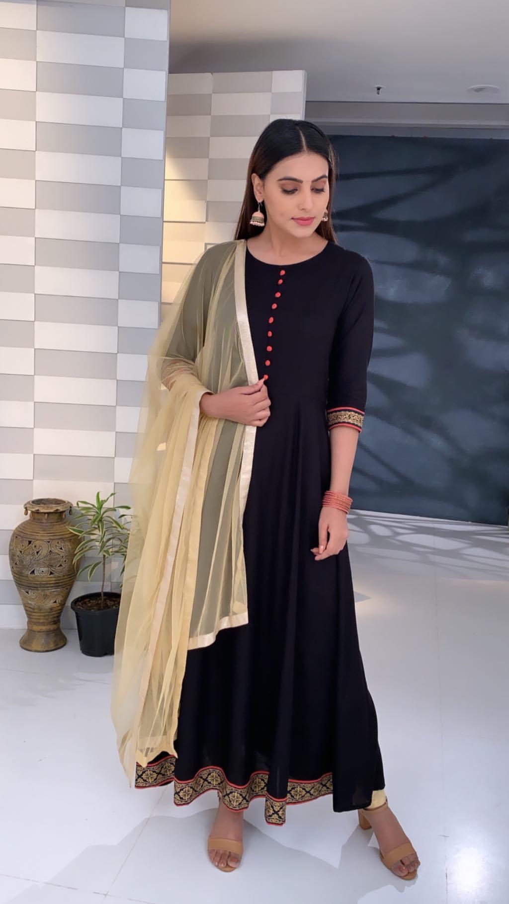 Ginni Kapoor's Feet << wikiFeet