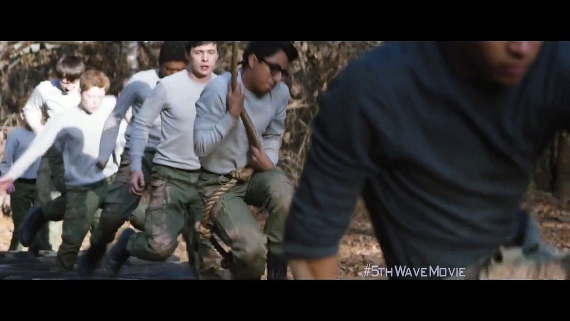 The 5th Wave Viral Video Dumboë Grace Moretz, Tony Revolori