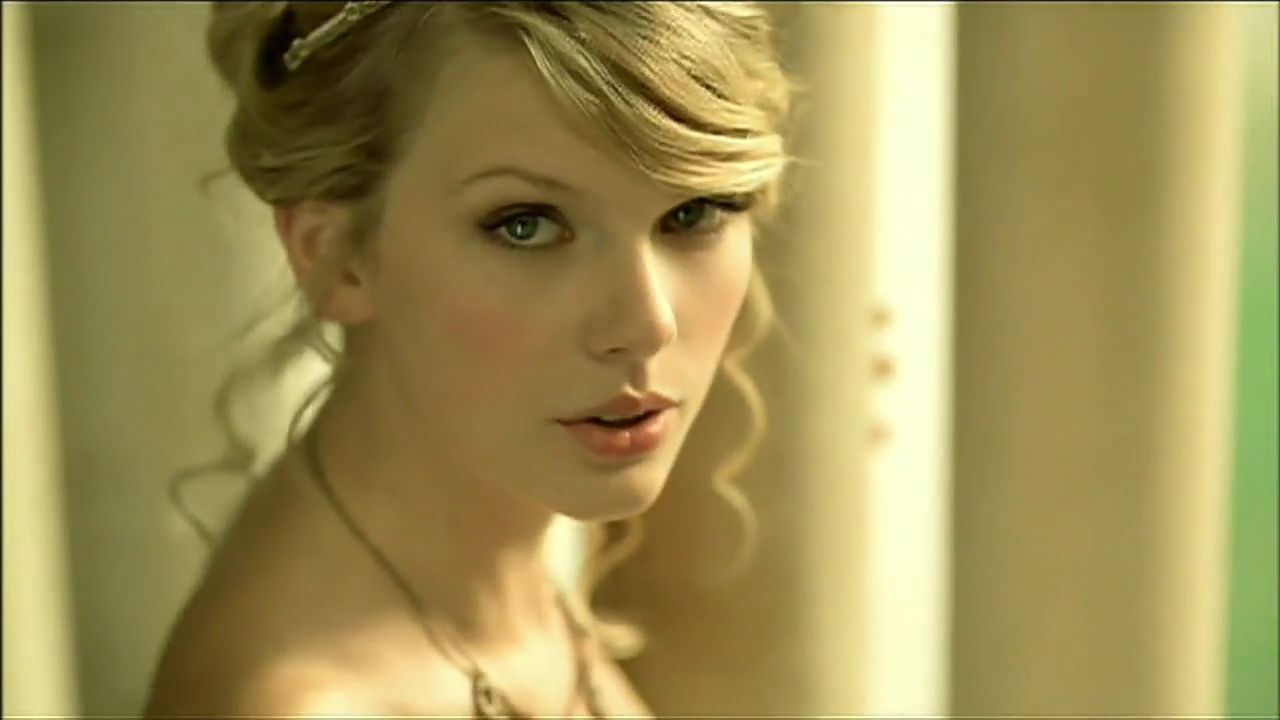 Taylor Swift Lover HD Wallpaper
