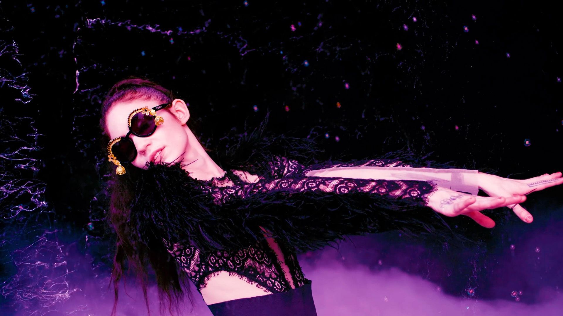 I've made 22 wallpaper from the Venus Fly video clip. Grimes venus fly, Grimes, Claire boucher