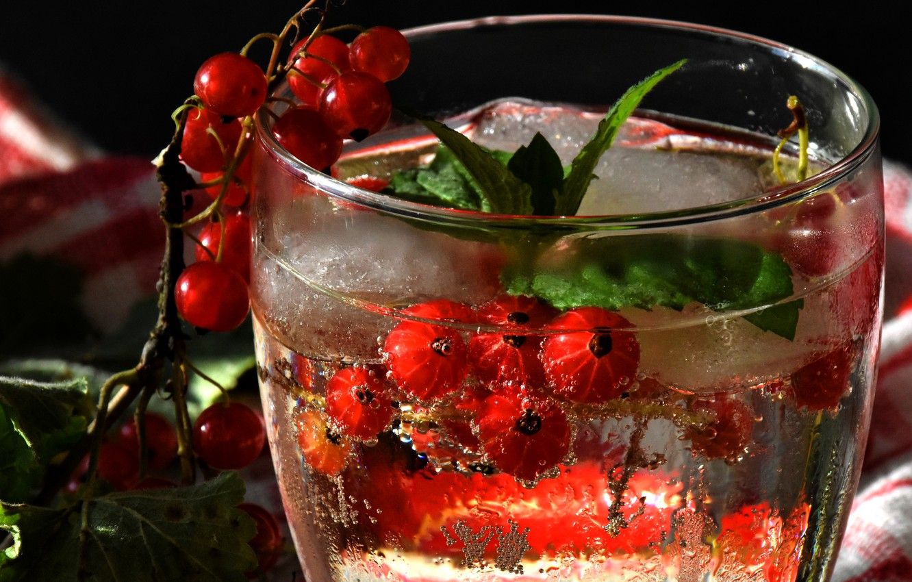 Wallpaper glass, bubbles, glass, berries, the dark background, sprig, glass, ice, cold, drink, red, mint, currants, composition, design, cool image for desktop, section еда
