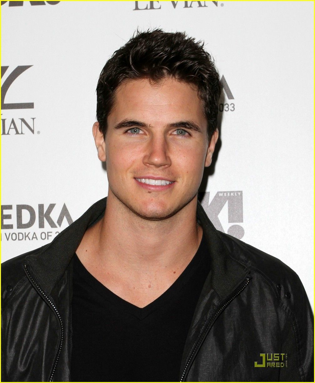 Robbie Amell Wallpapers - Wallpaper Cave