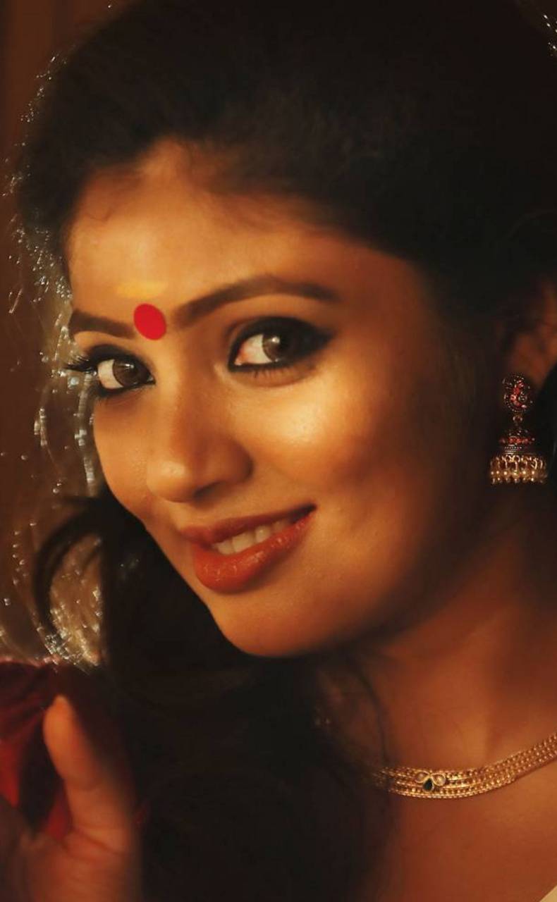 Veena Nandakumar wallpaper