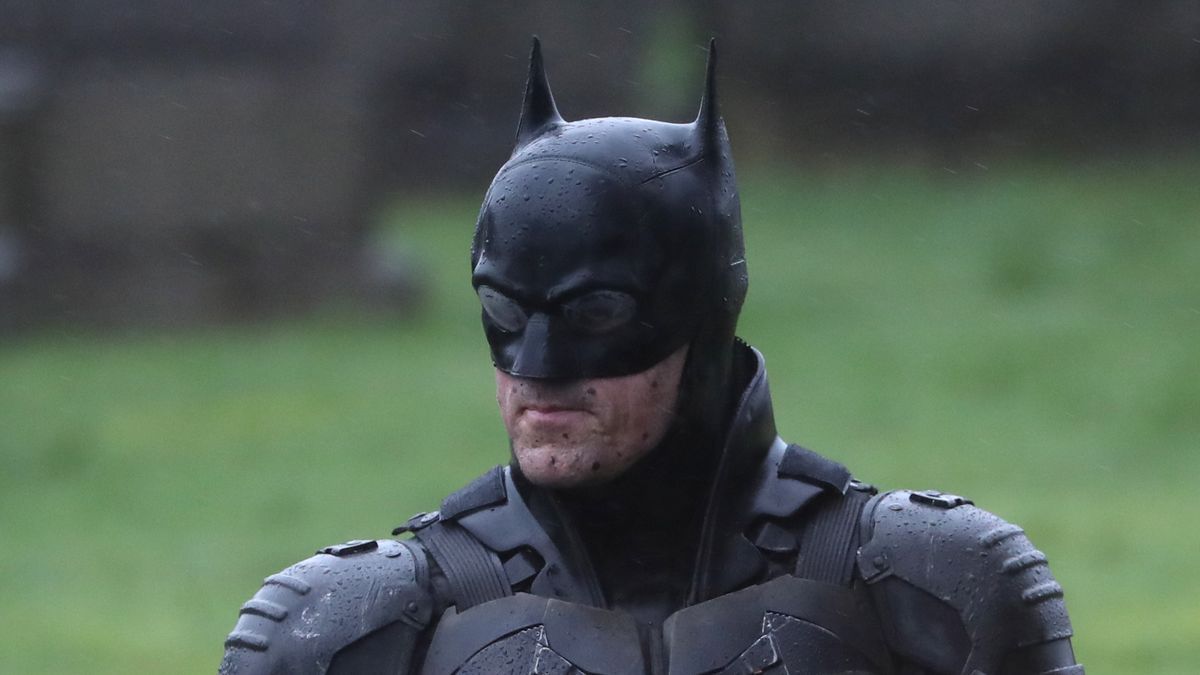 The Batman Set Photo Reveal Pattinson's Full Costume And Bat Bike