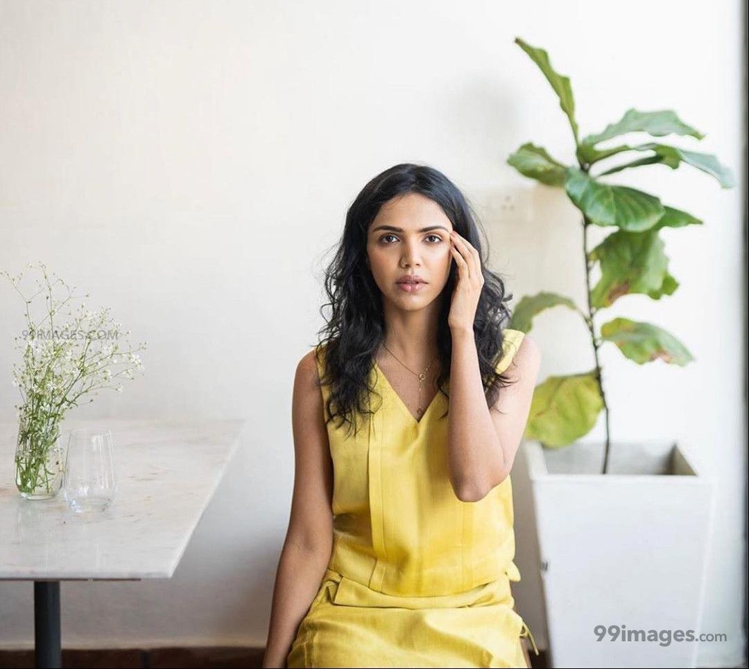 Shriya Pilgaonkar Latest Hot HD Photohoot Photo / Wallpaper (1080p) (1080x966)