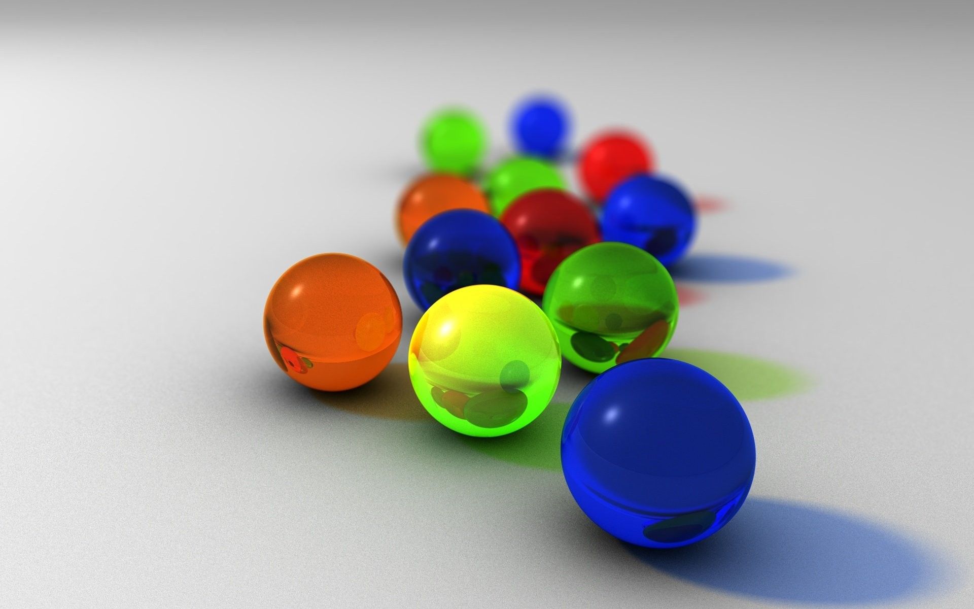 Разноцветные шарики на столе