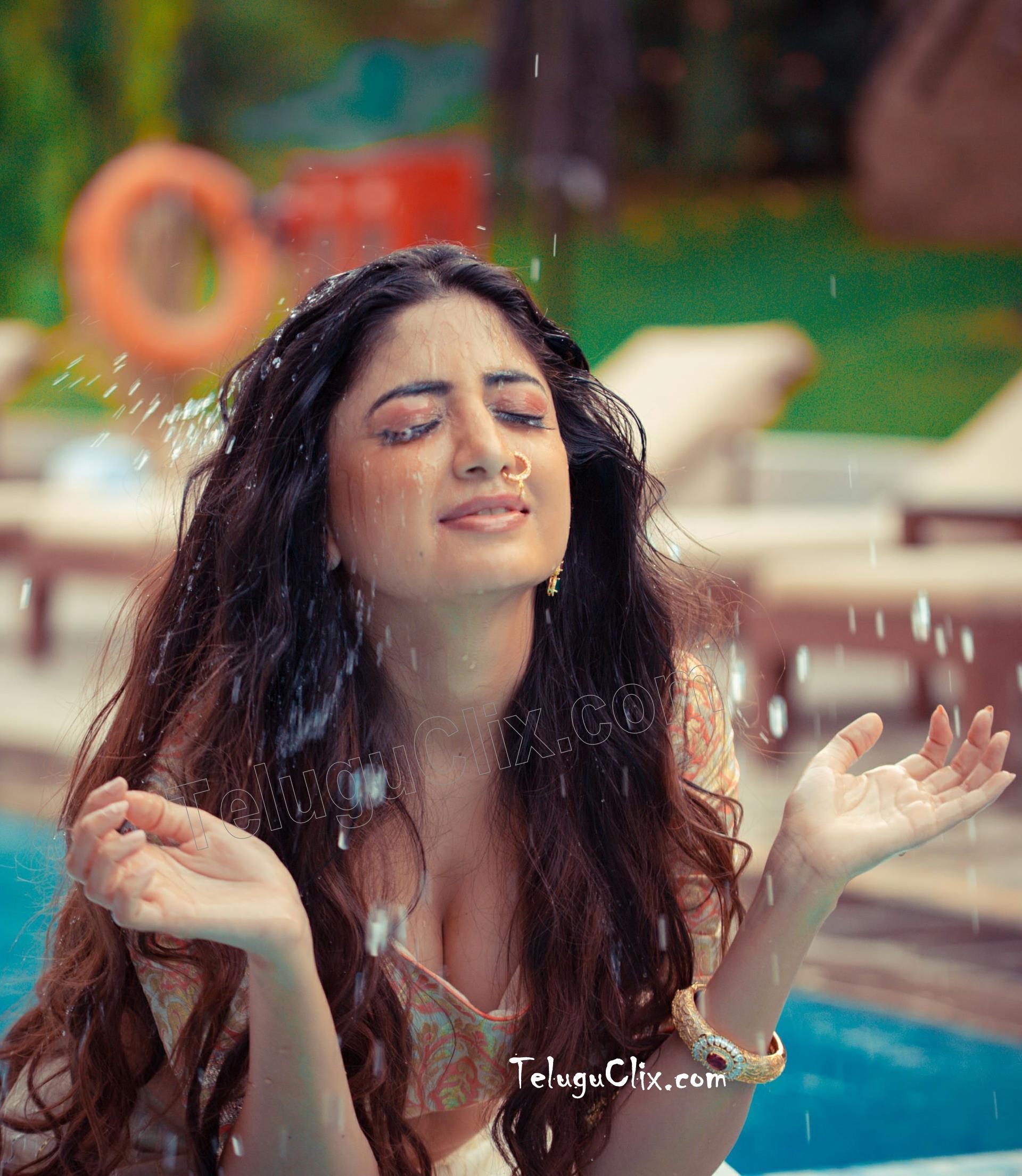 Poonam Kaur Old Latest New Recent HD HQ Photo Stills image