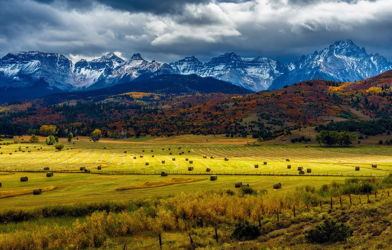 Wallpaper mountains, countryside, farm, cloudy, hay, bales, peaks, farmland image for desktop, section пейзажи