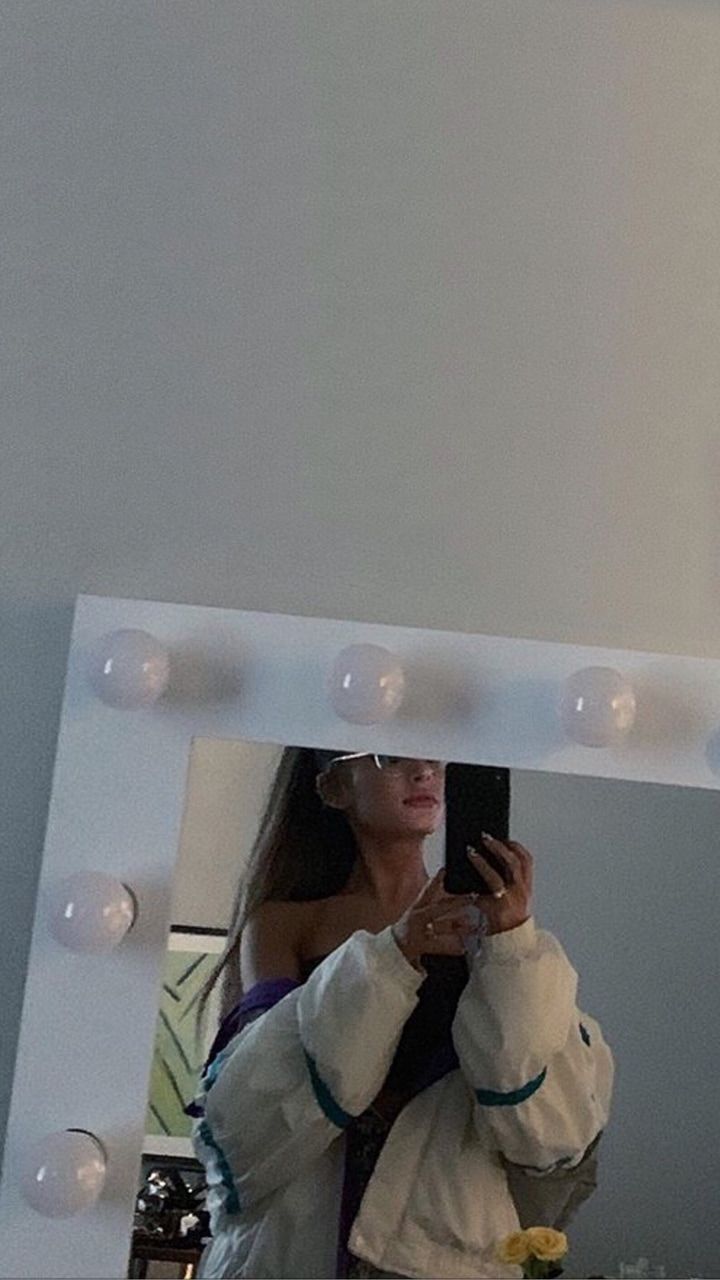 Ariana Grande mirror selfie lockscreen ♡