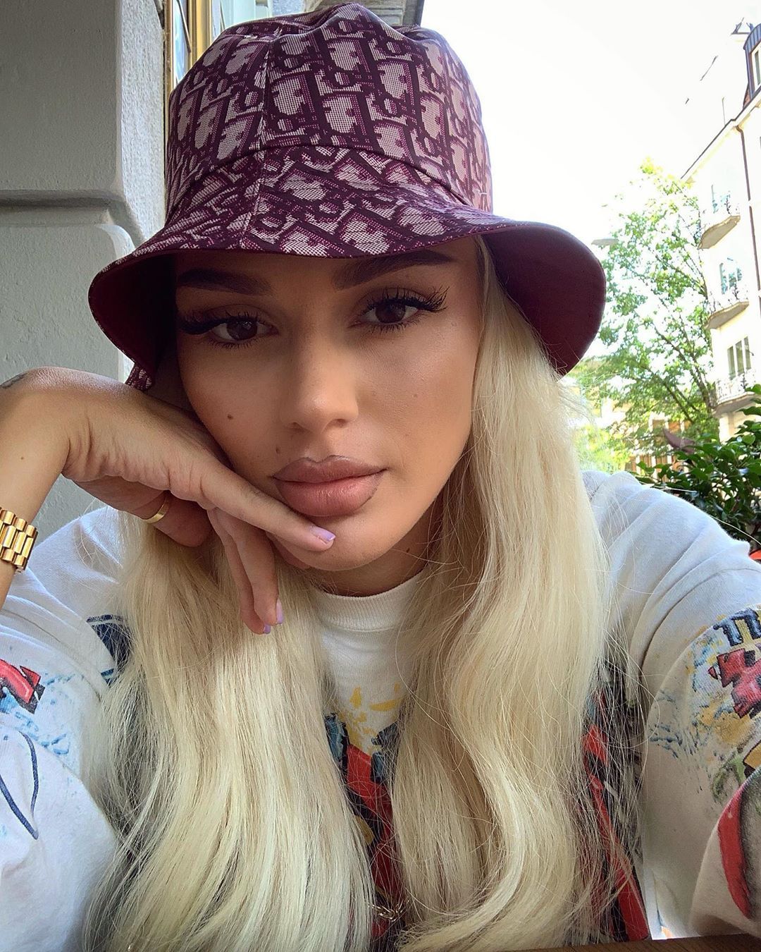 Loredana on Instagram: “Dior 2001”. Fashion background, Best friend photohoot, Street wear urban