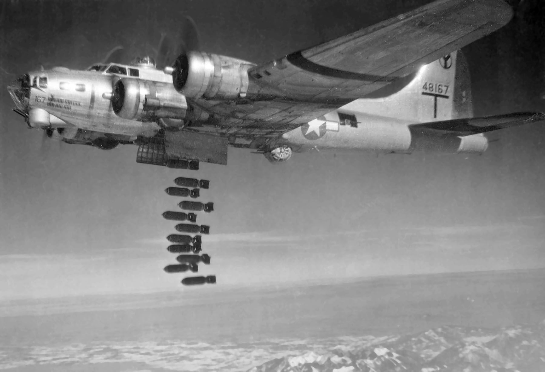 Boeing B 17G 2 BG Dropping Bombs:Boeing B 17 Flying Fortress. Flugzeug, Luftwaffe, Fliegerei