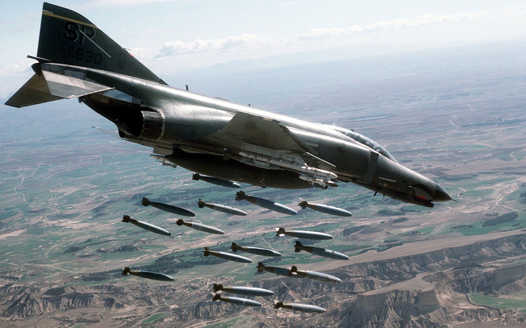 F 4 Phantom II Dropping 500 Pound Bombs [1680x1050]