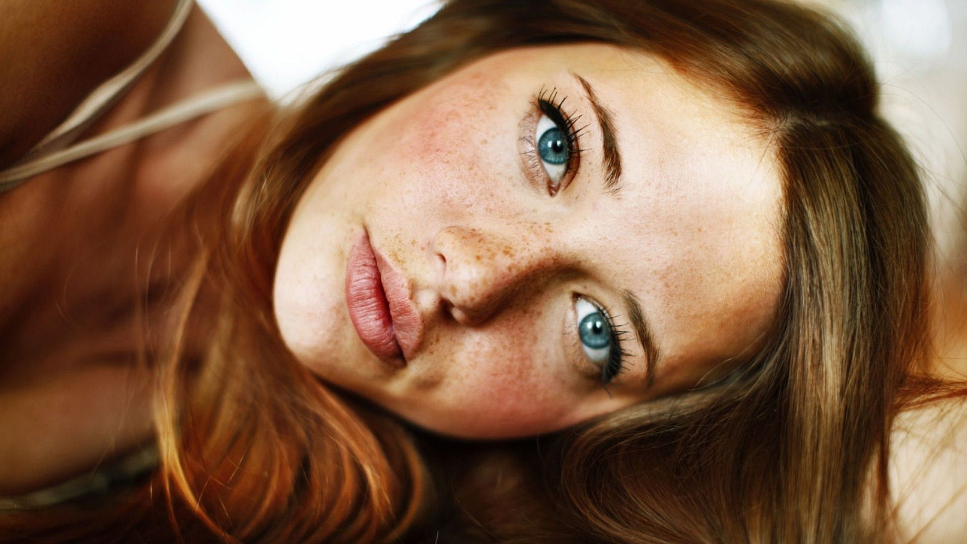 Download Wallpaper 1920x1080 Blue Eyed, Girl, Freckles, Face Full HD 1080p HD Background