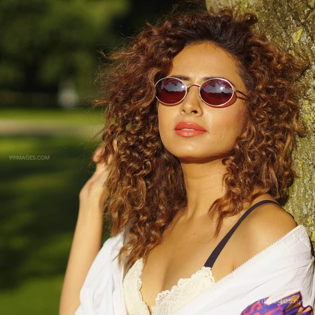 Sargun Mehta HD Wallpaper (Desktop Background / Android / iPhone) (1080p, 4k) (1080x1080)