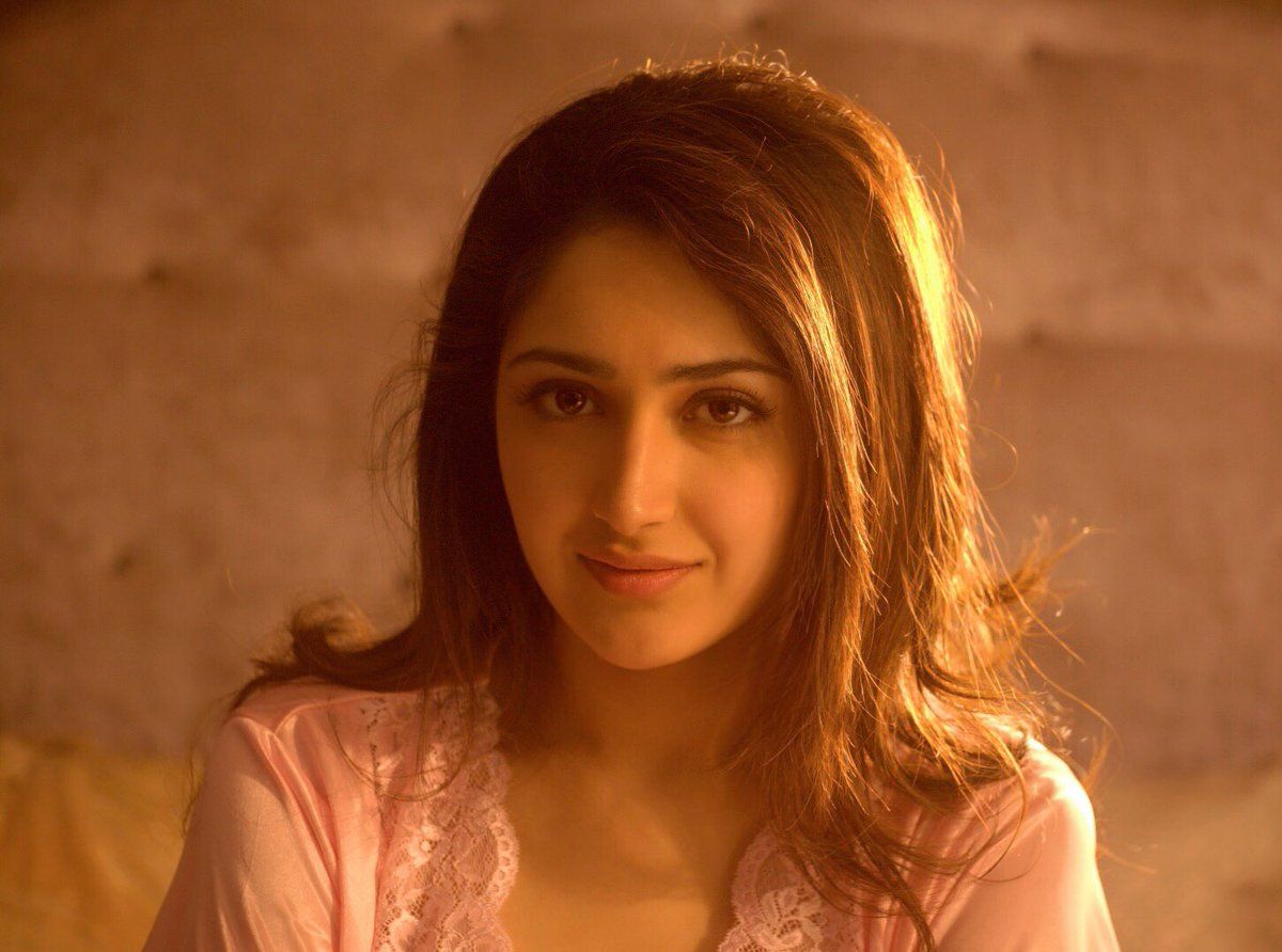 Sayyeshaa days of #Vanamagan Pls watch the film only in theatres!