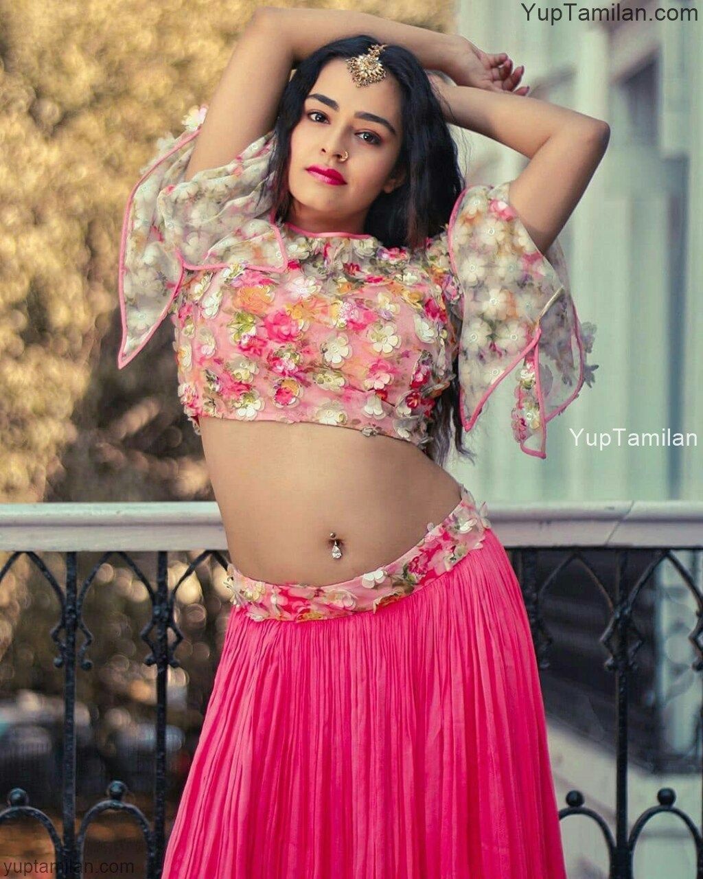 Apoorva Arora Photo Hot Navel And Cleavage Picture Goes Viral
