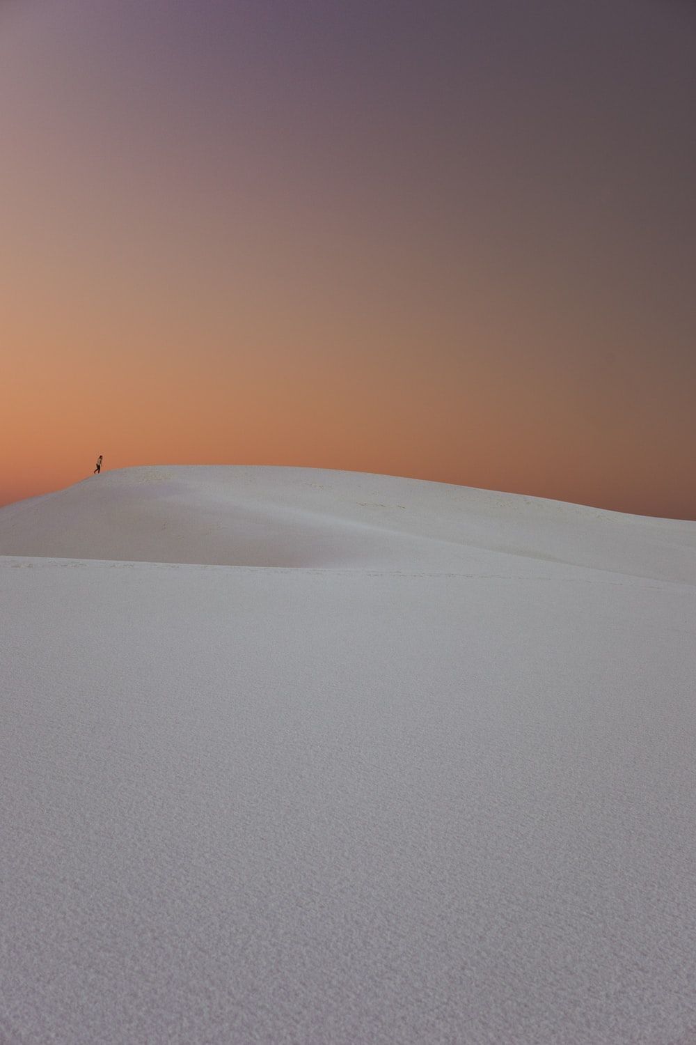 person walking in the desert dunes【2020】. 壁紙, 影, 雪