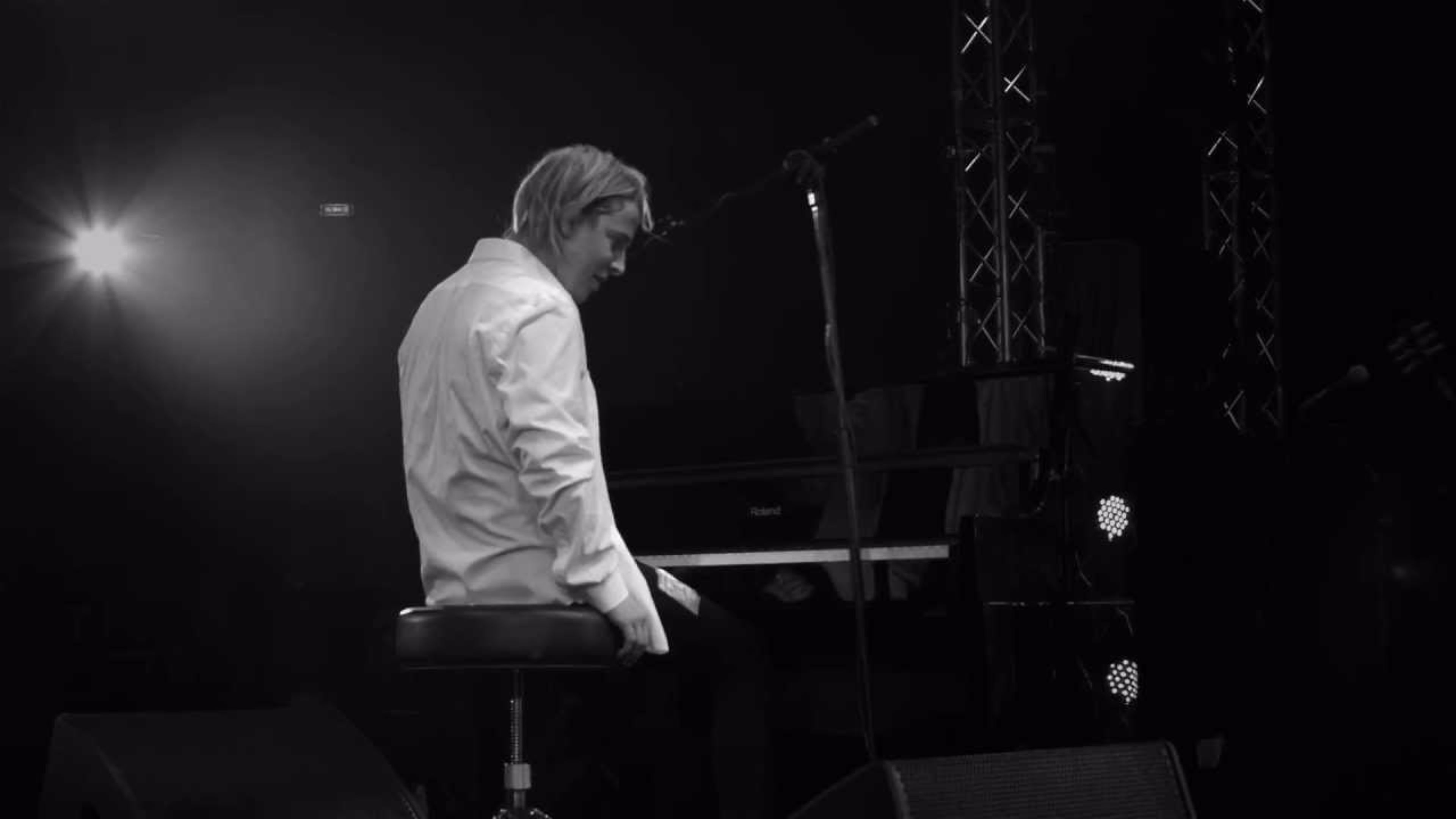 New Black And White Tom Odell 4K Wallpaper