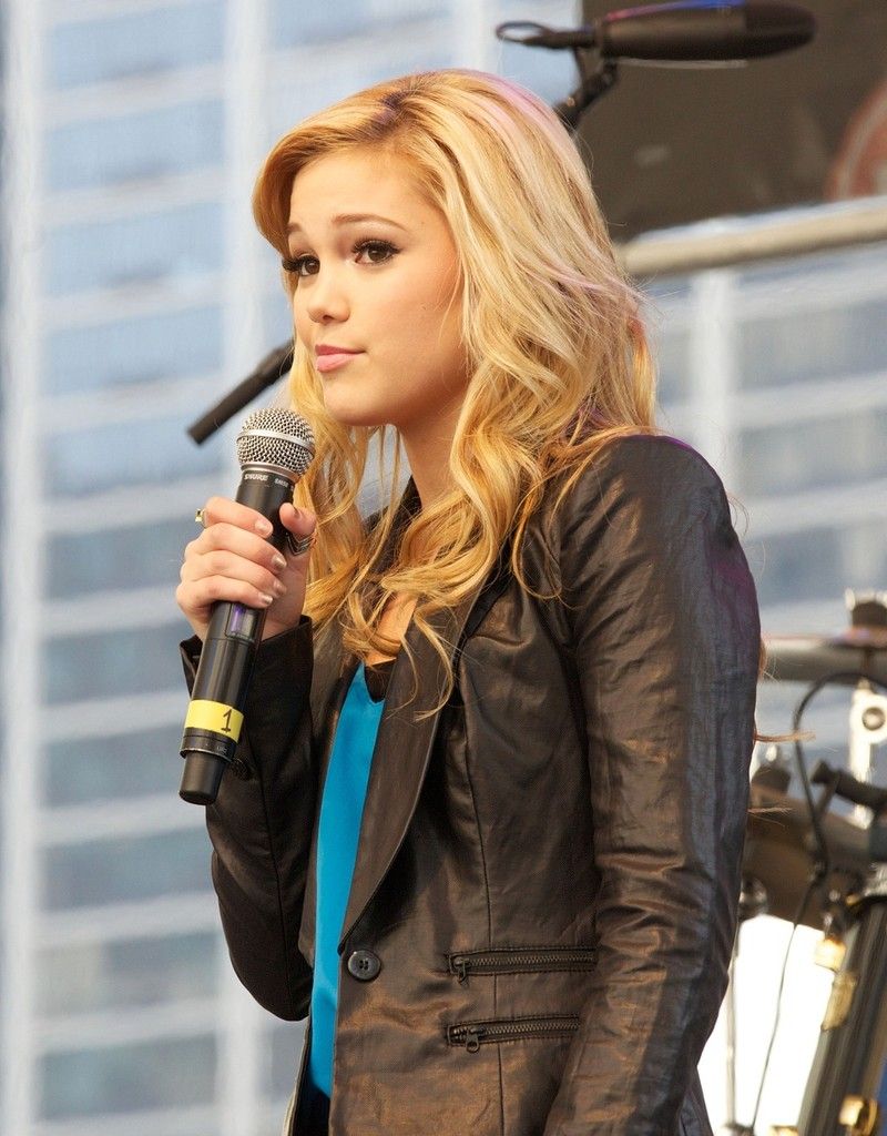 Chicago, Olivia Holt Photo Actress Singer And Star Of ' Kickin' It' Olivia Holt Seen Performing Live On Stage At The The Magnificent Mile Light Festival In Chicago