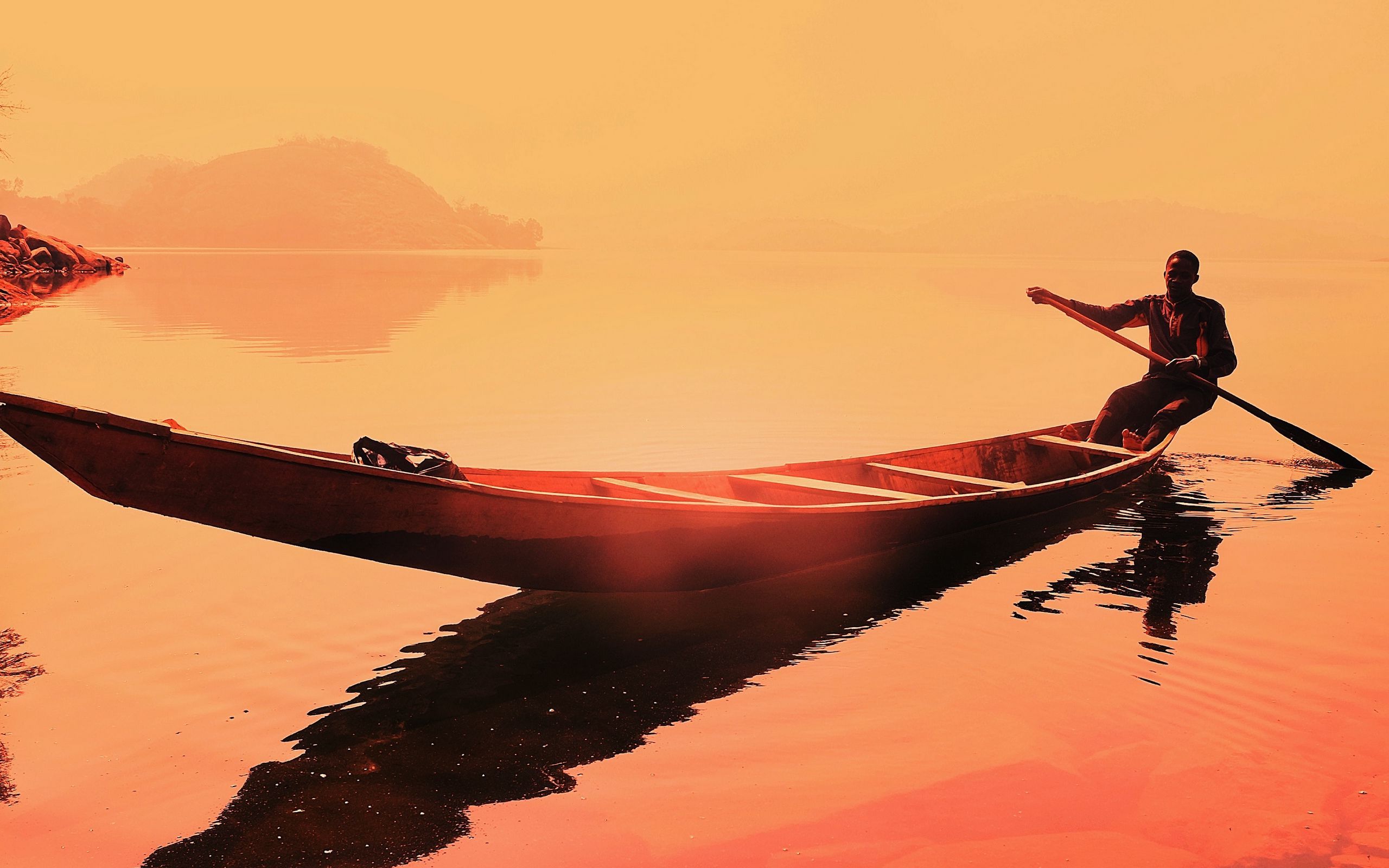 Download wallpaper 2560x1600 boat, man, sunset, sea widescreen 16:10 HD background