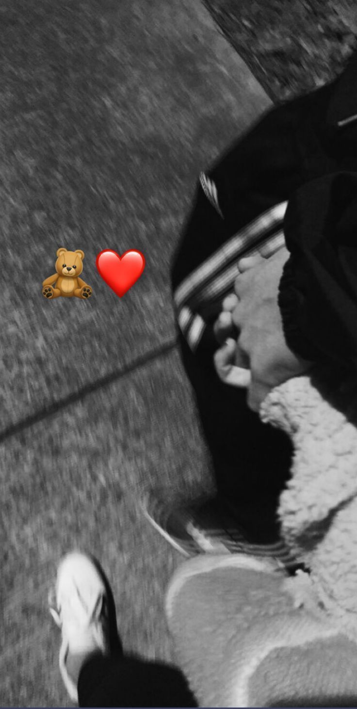 Featured image of post Cute Couple Holding Hands Snapchat