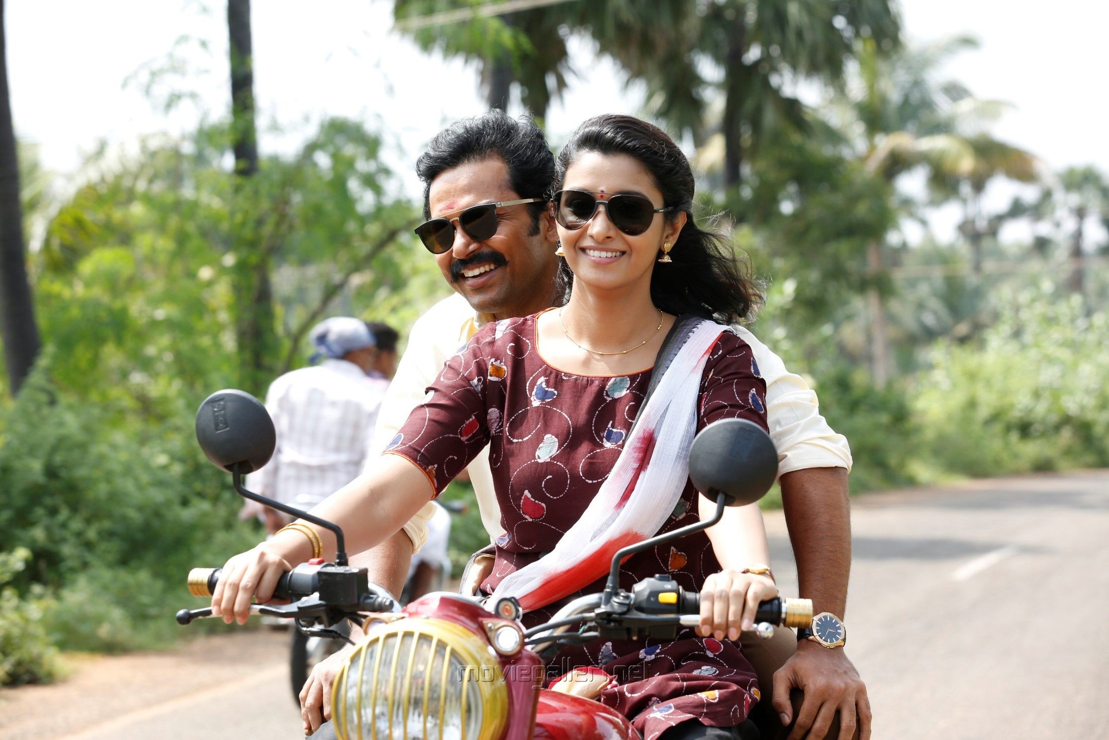 Kadaikutty Singam Movie Image HD. Karthi, Sayyeshaa, Arthana Binu. New Movie Posters