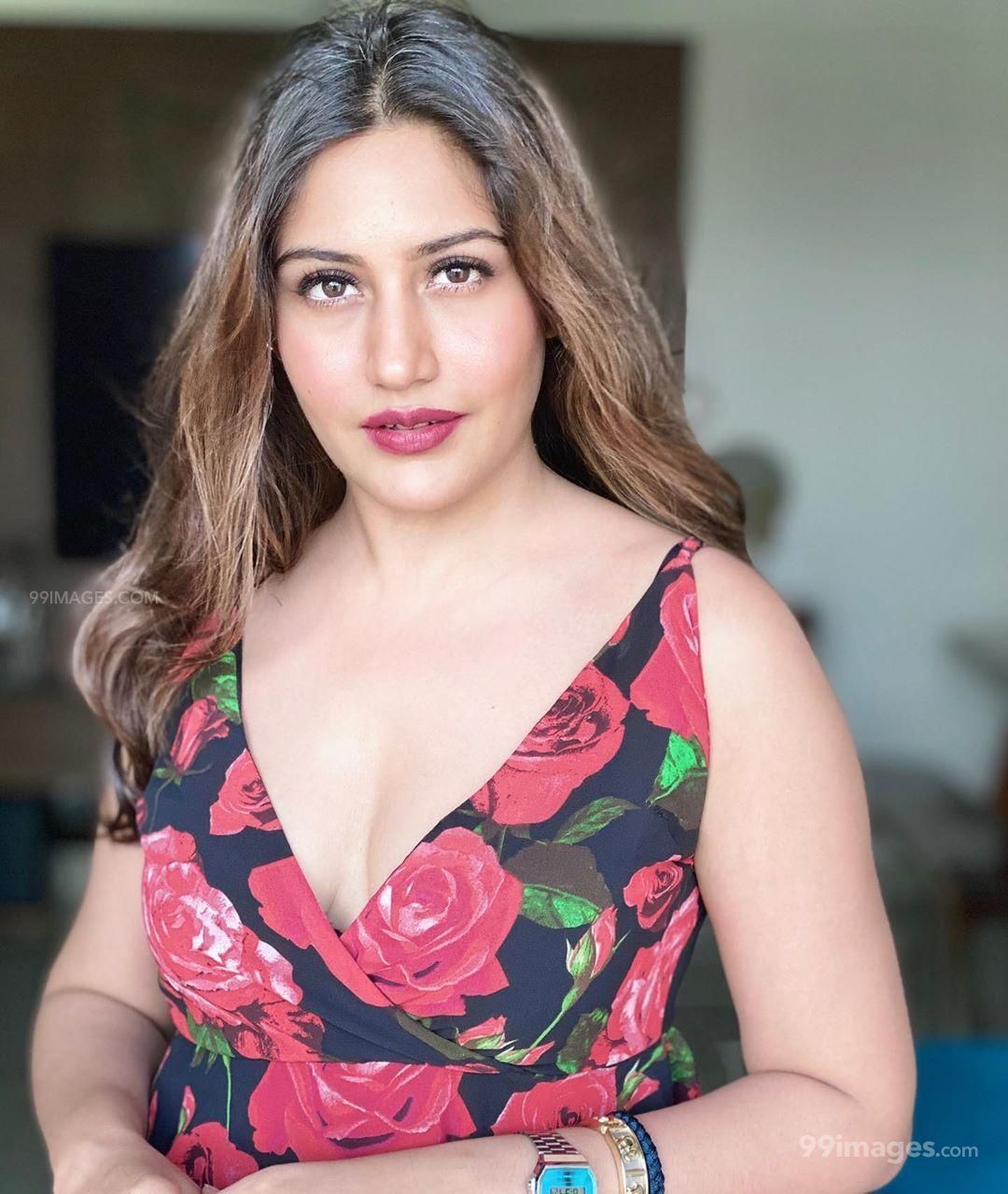 Surbhi Chandna HD Wallpaper (Desktop Background / Android / iPhone) (1080p, 4k) (1080x1278)