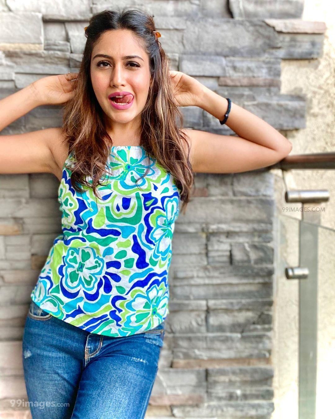 Surbhi Chandna Hot HD Photo & Wallpaper for mobile Download, WhatsApp DP (1080p) (1080x1349)