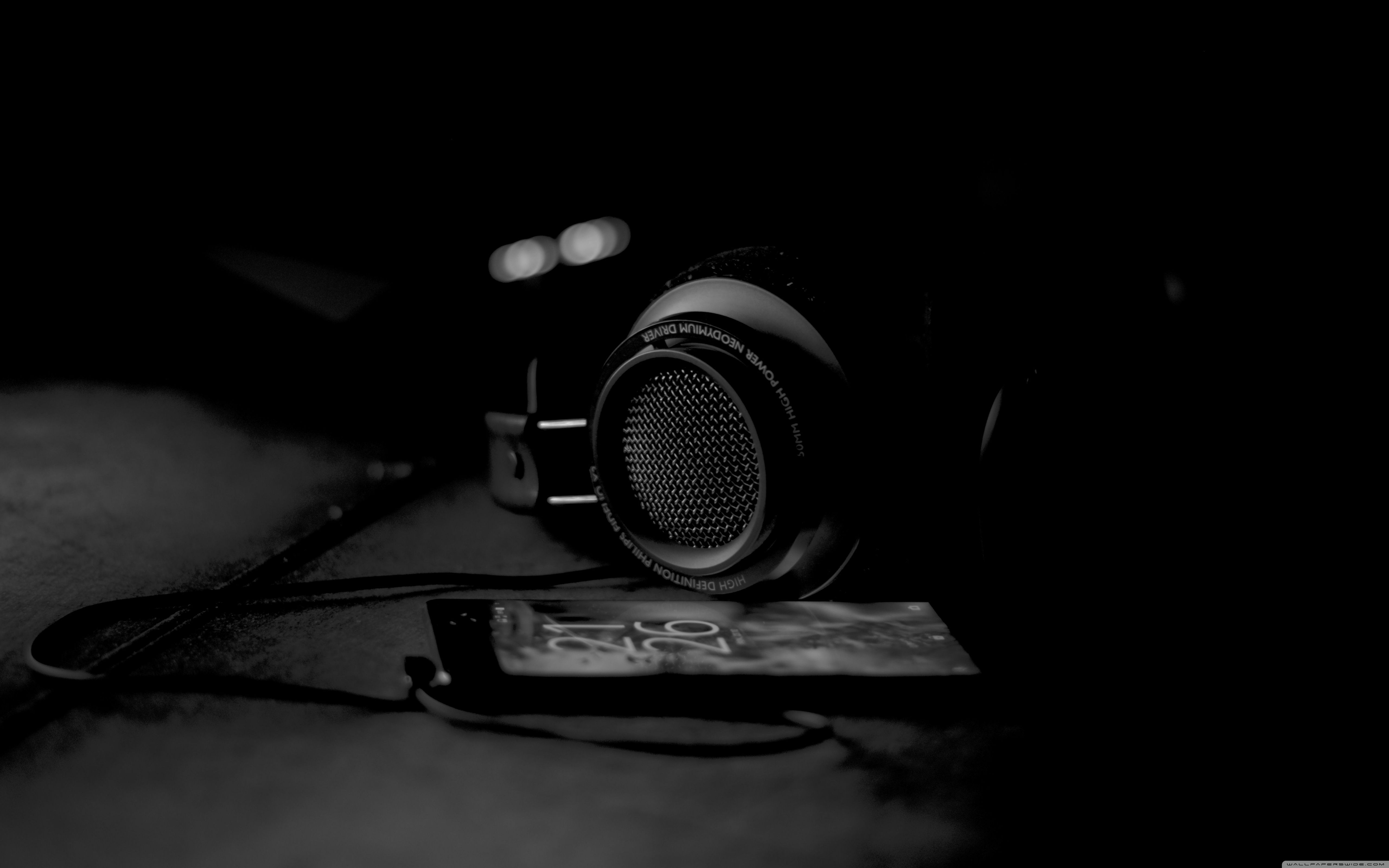 Download Headphones, Black and White UltraHD Wallpaper