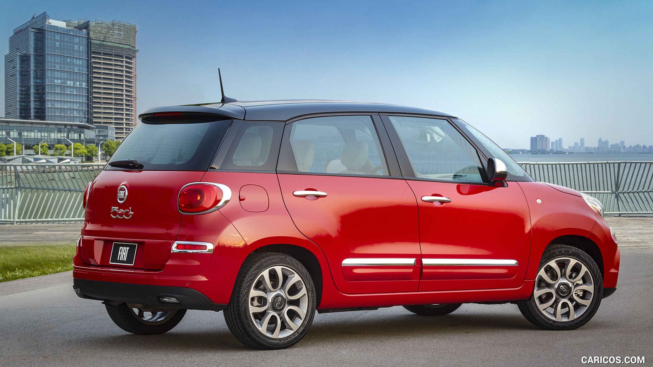 Fiat 500L Lounge Three Quarter. HD Wallpaper