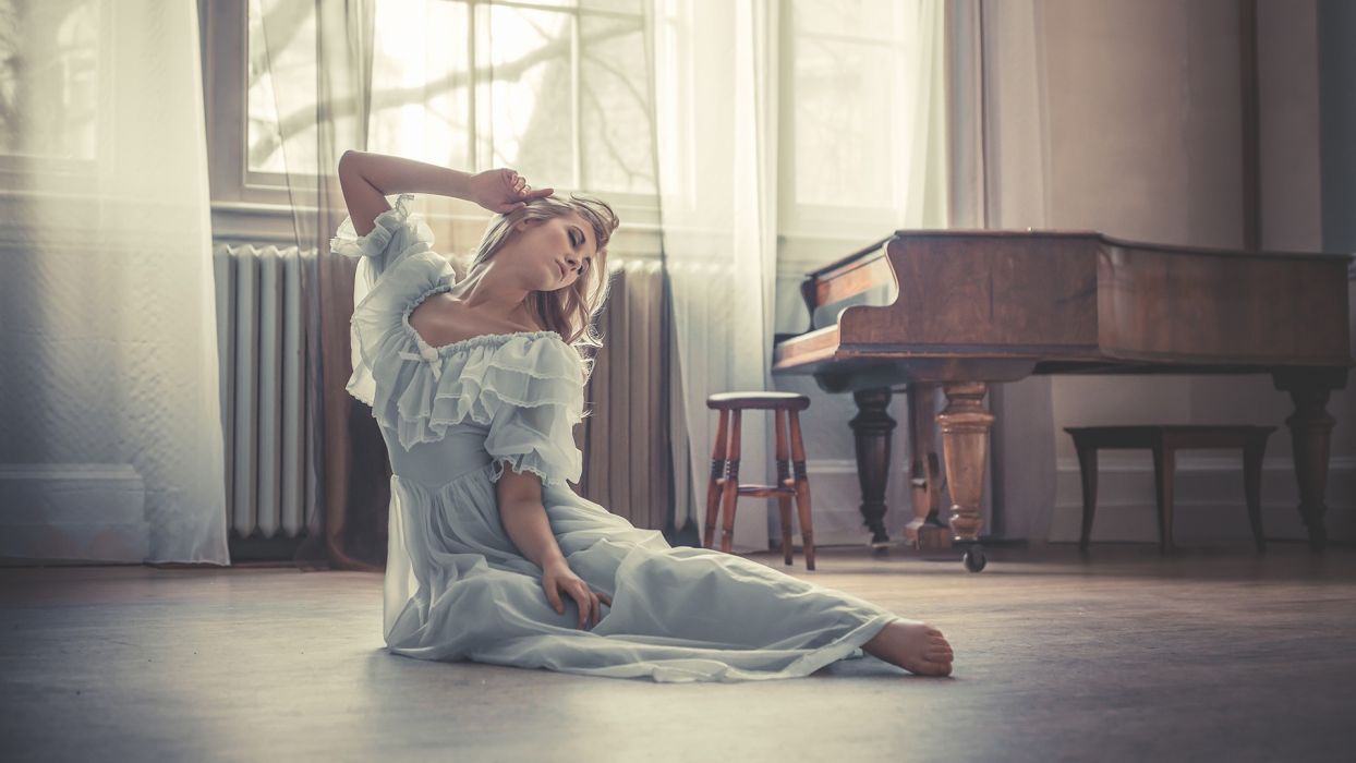 Blonde Piano Nightgown mood wallpaperx1080