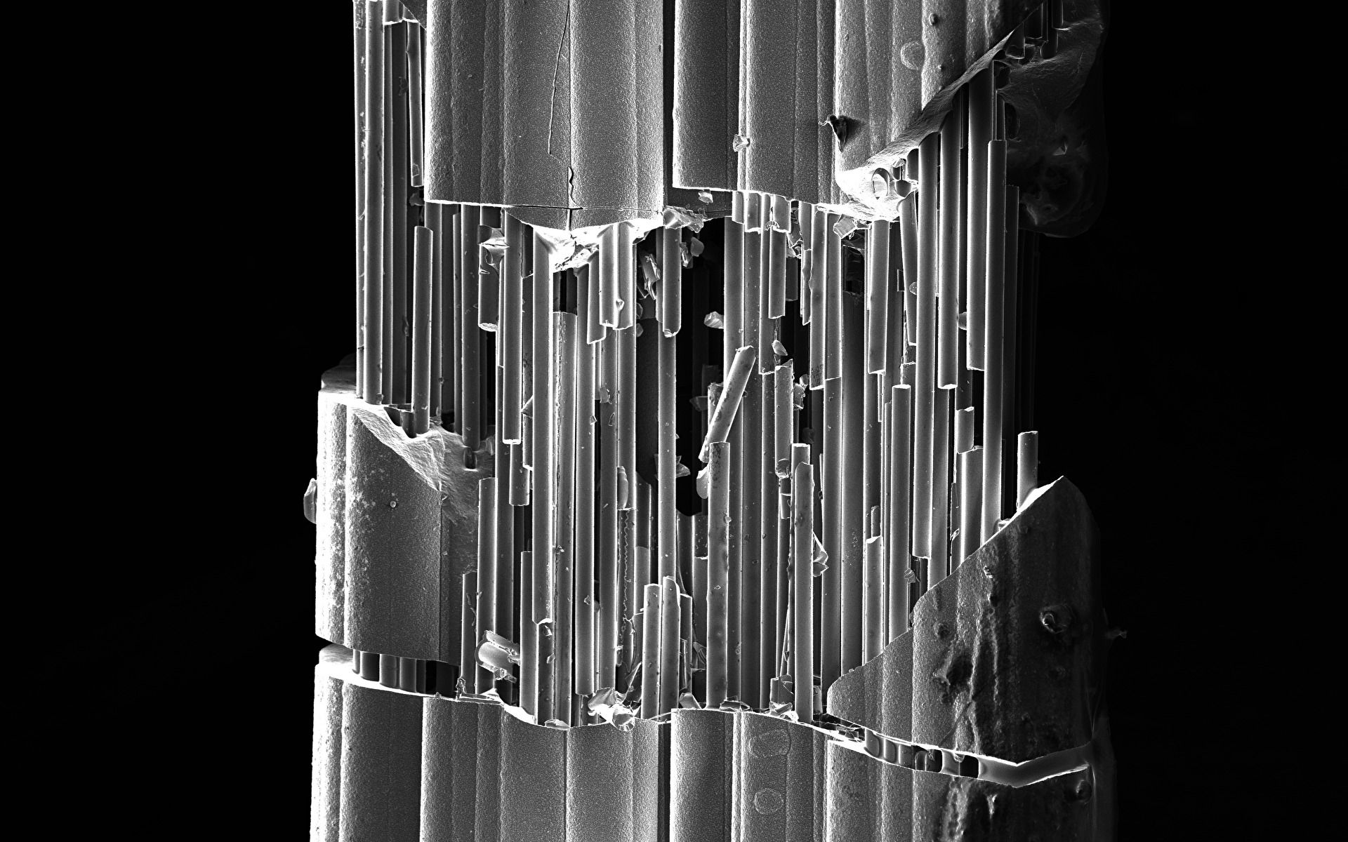 a broken composite sample under an electron microscope [4k]