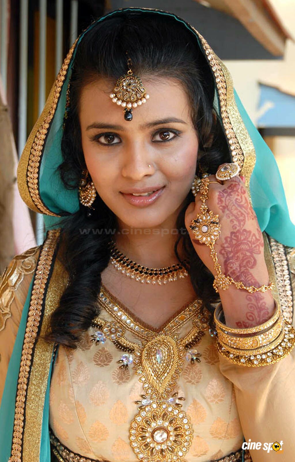 Hebbah Patel in Thirumanam Ennum Nikkah