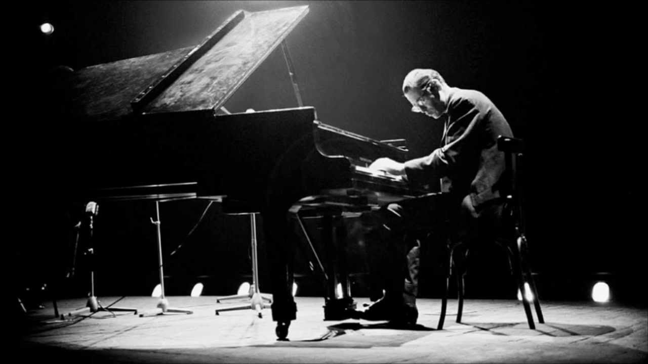 Dig In with Qobuz: The Ultimate Bill Evans Playlist