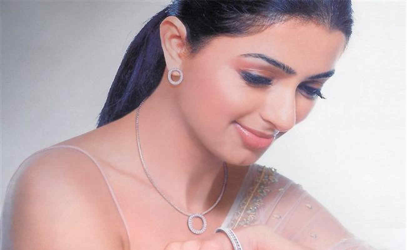 Angelic Bhoomika Chawla Biography Beautiful Indian Actress in Bollywood and Tollywood HD Wallpaper
