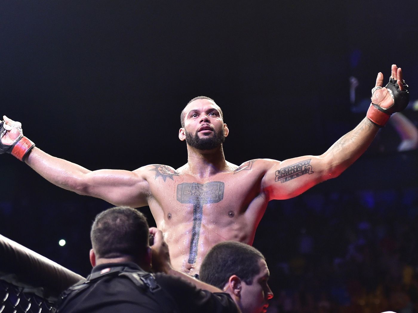 Knockout! Watch Thiago Santos flatten Jan Blachowicz in the third at UFC Prague