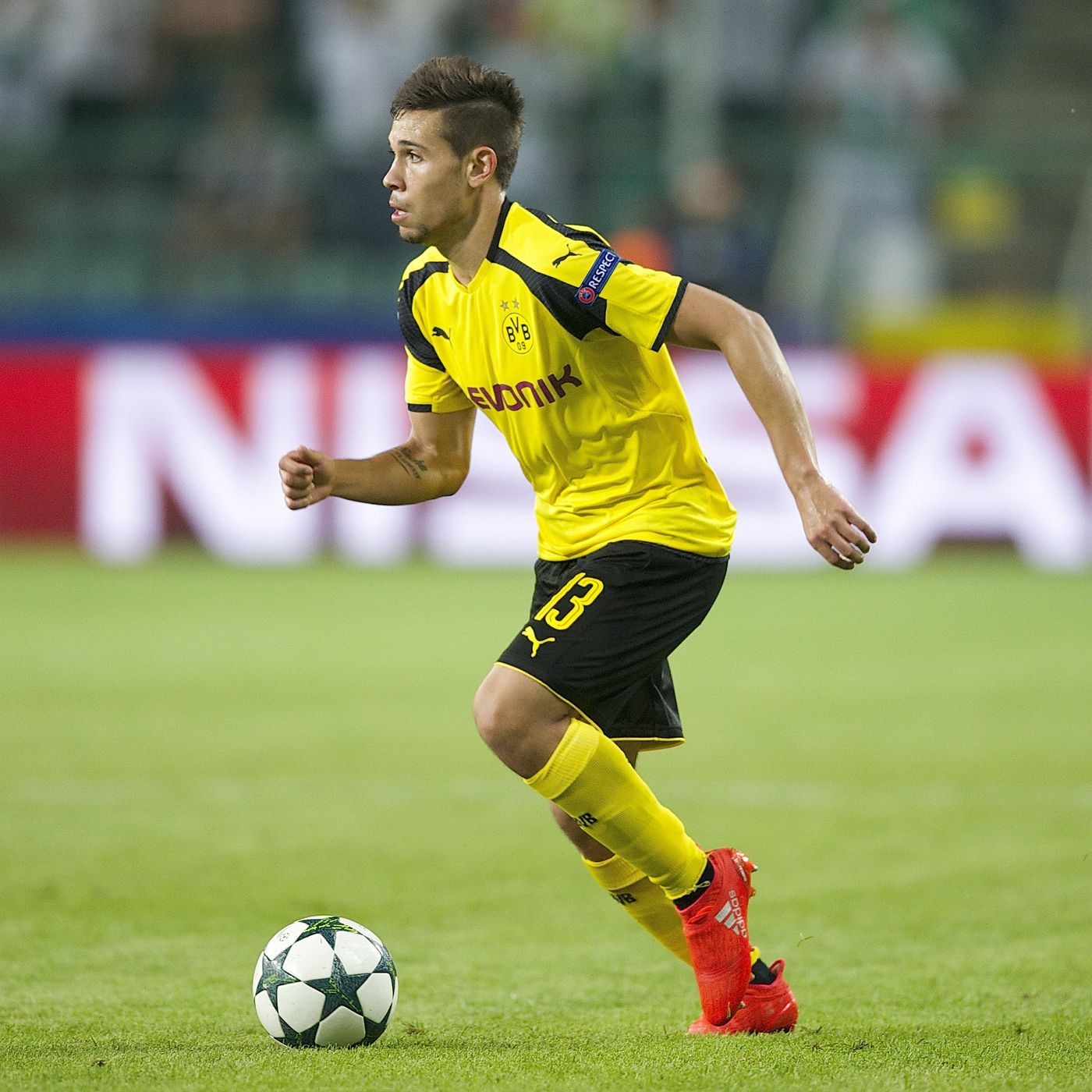 Raphaël Guerreiro scores an astonishing goal in Dortmund training The Wall