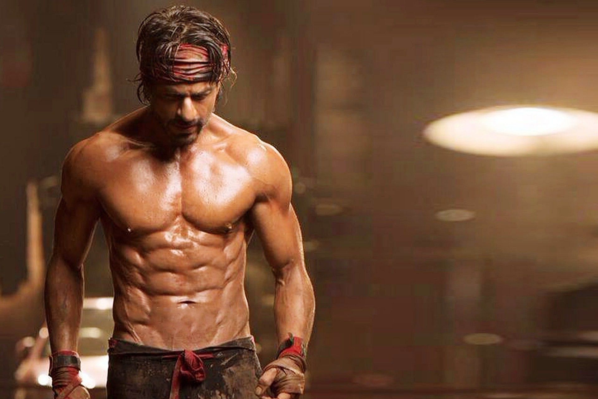 Famous Actor Shahrukh Khan 6 Pack Body in Happy New Year Movie HD Photo