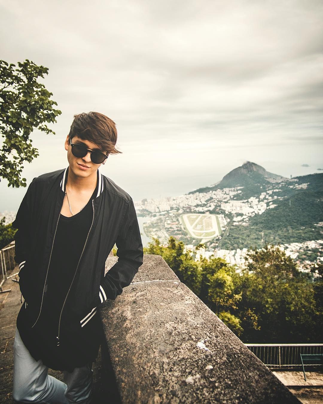 ezer kedvelés, 8,061 hozzászólás