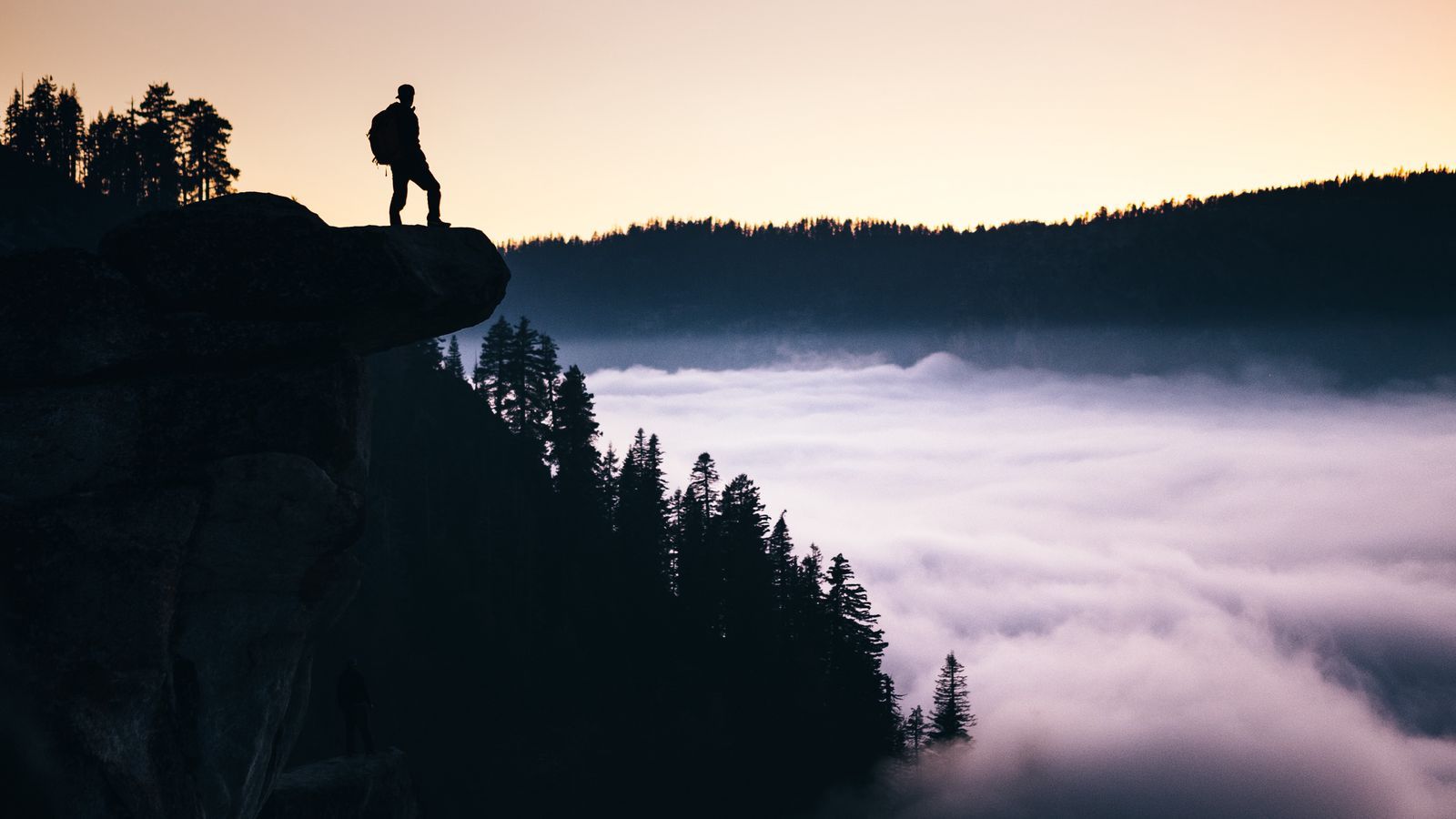Download wallpaper 1600x900 precipice, man, freedom, fog, glacier point, yosemite valley, united states widescreen 16:9 HD background