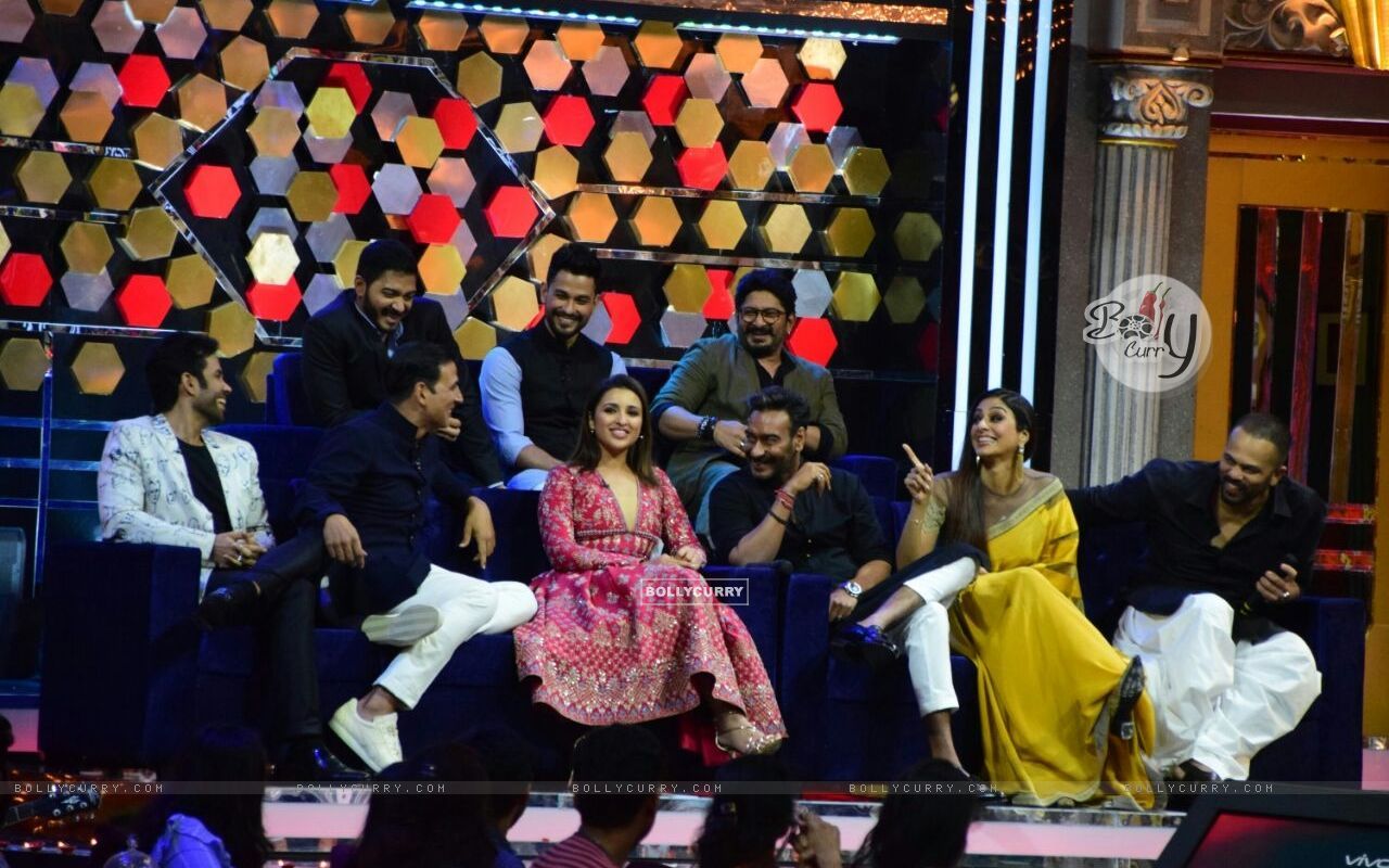 Wallpaper Again Team on the sets of The Great Indian Laughter Challenge size:1280x800