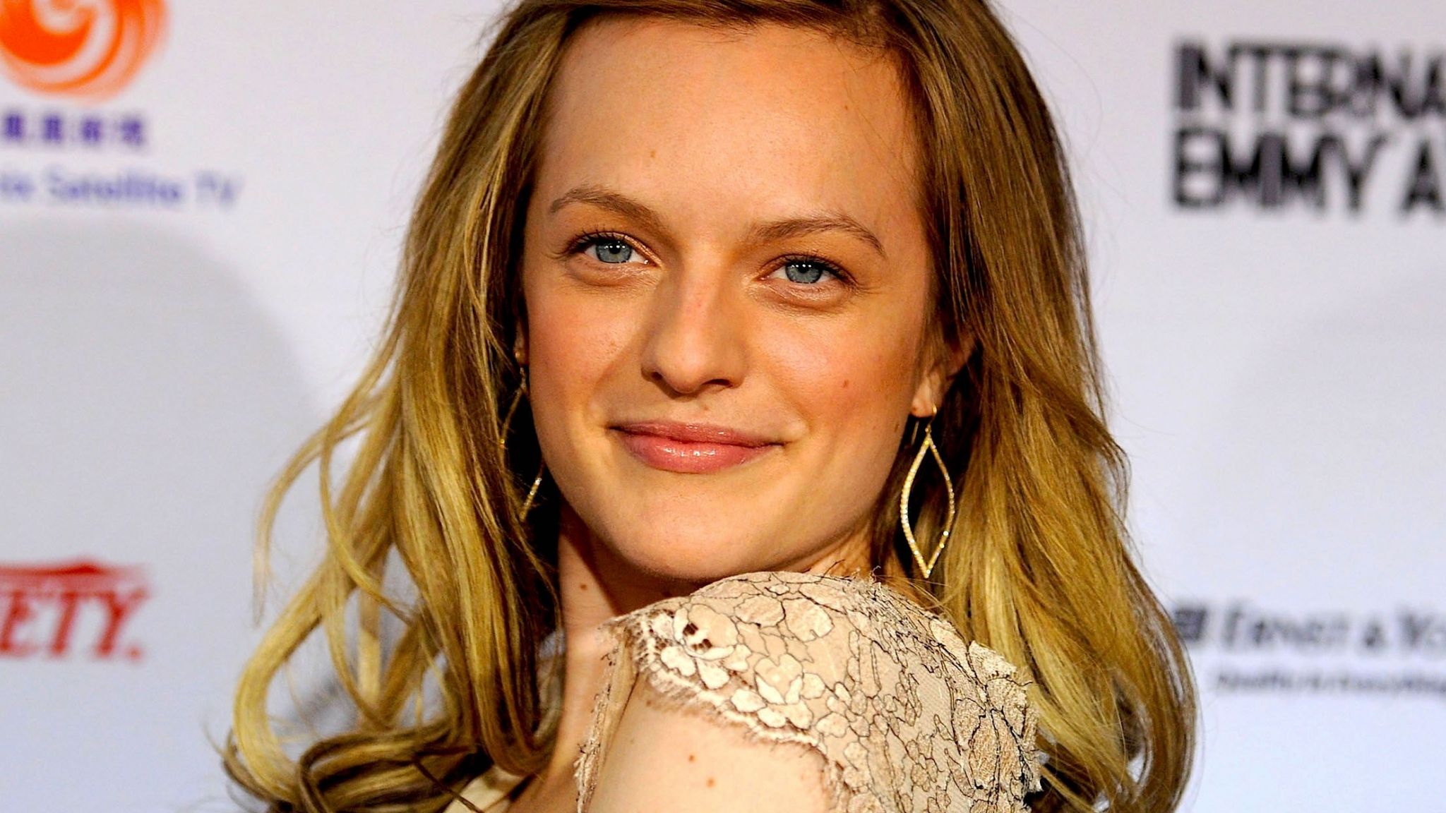 Download 2048x1152 wallpaper elisabeth moss, blonde, smile, dual wide, widescreen, 2048x1152 HD image, background, 4714