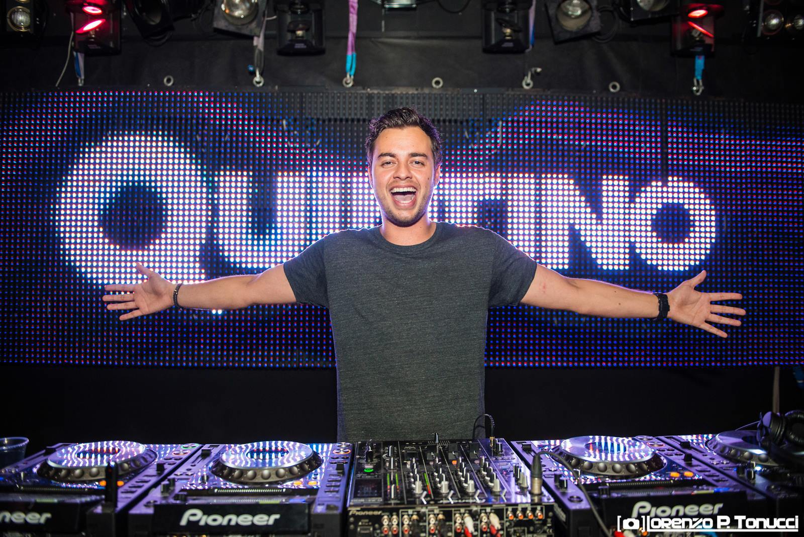 Quintino Wallpaper Image Photo Picture Background
