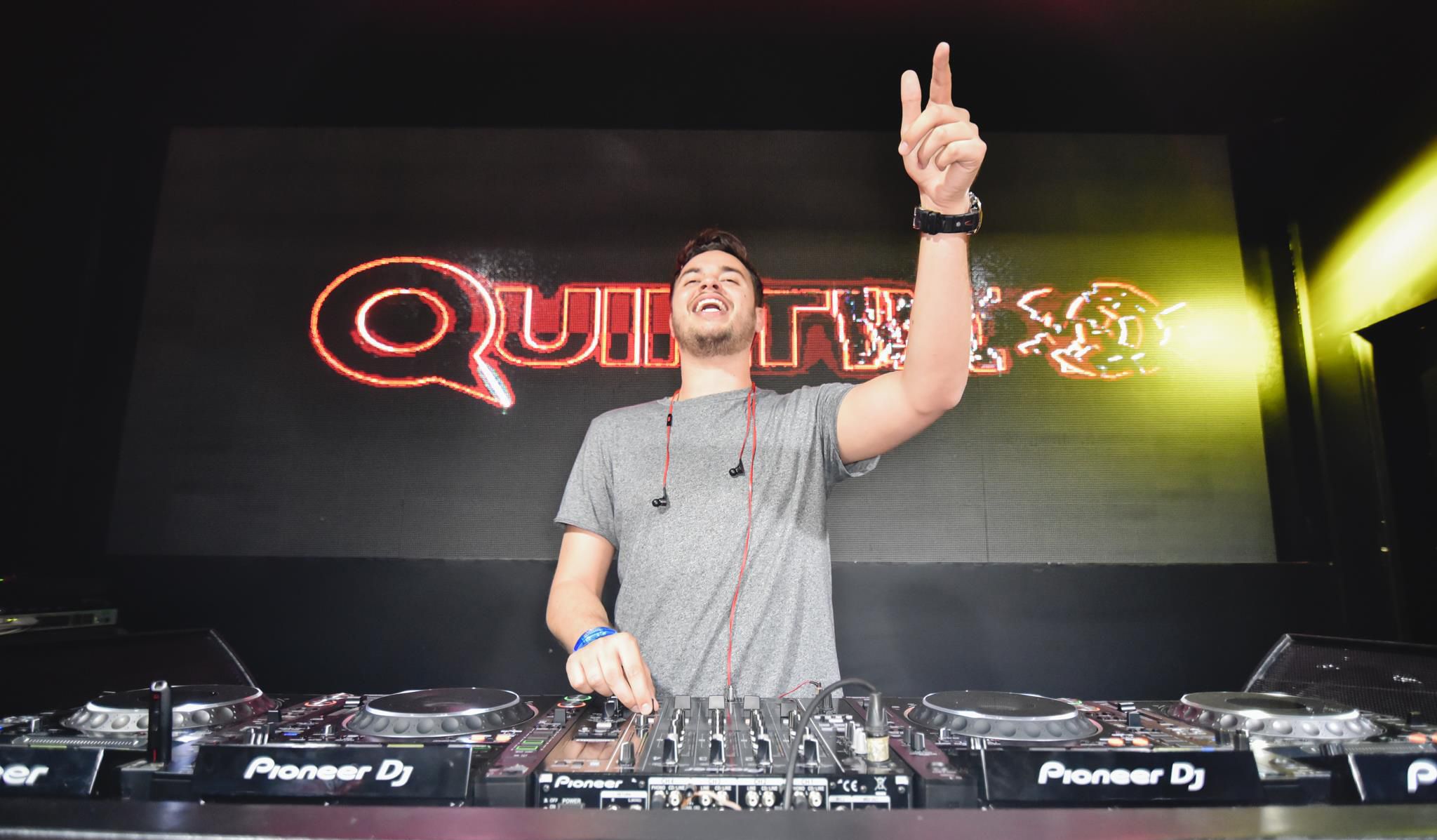 Quintino Wallpaper Image Photo Picture Background