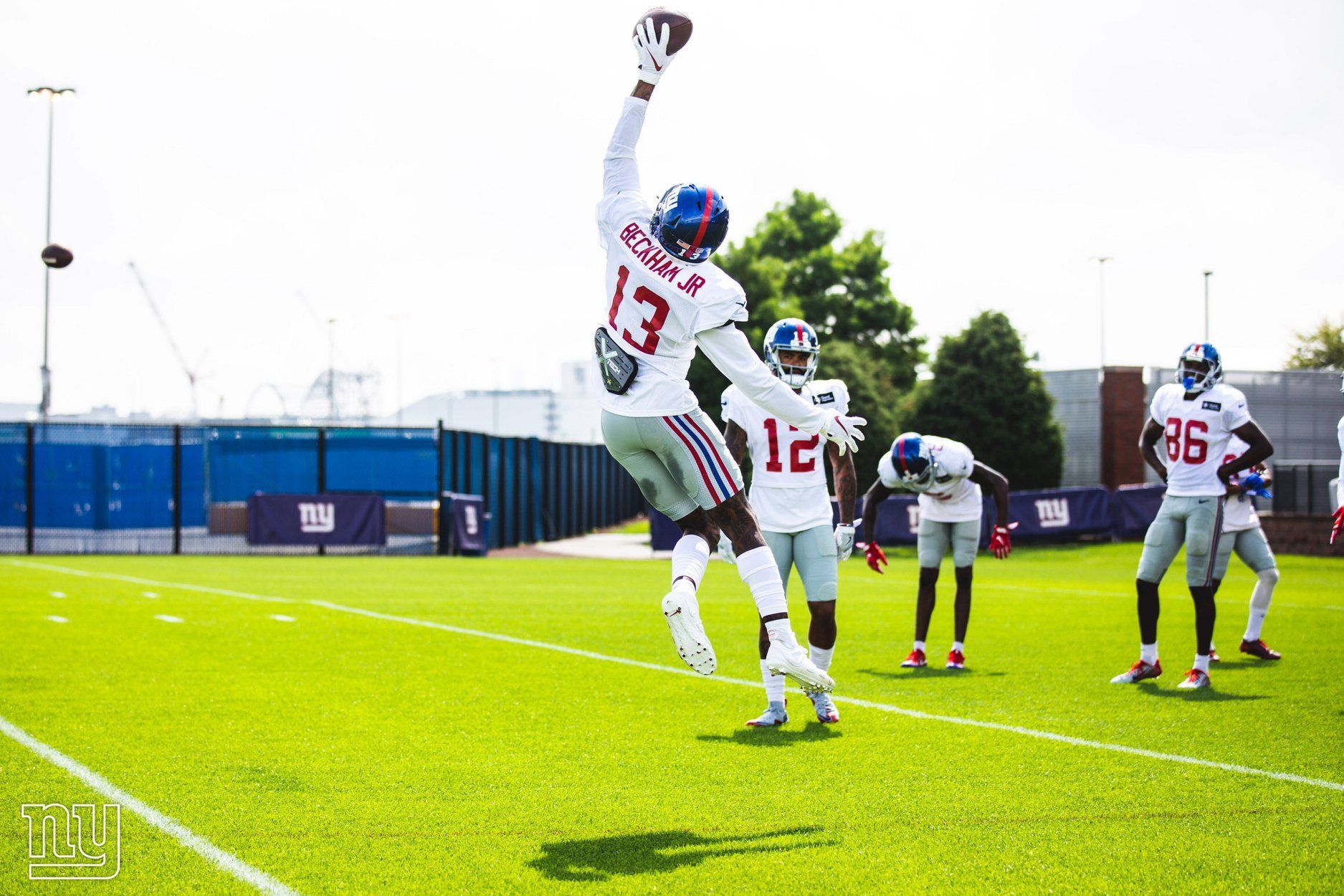 Odell Beckham Jr. one handed practice catch #NYG #OBJ. Beckham jr, Odell beckham jr catch, Odell beckham catch