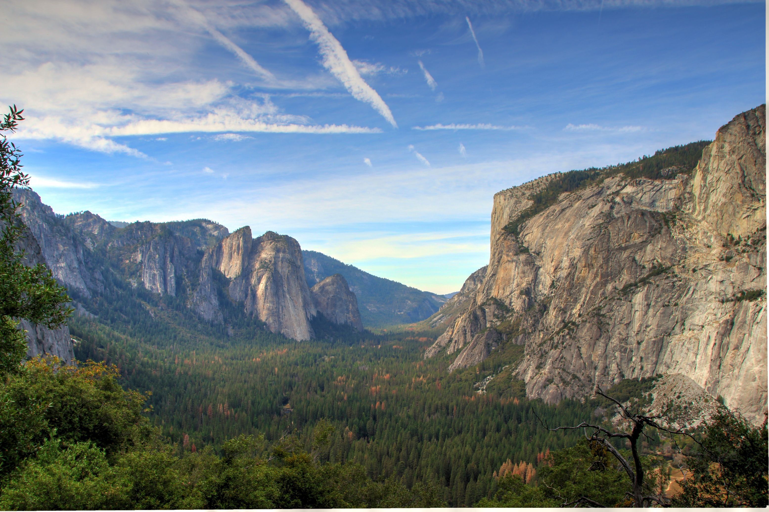 Yosemite Valley on a Sunny Autumn Day HD wallpaper