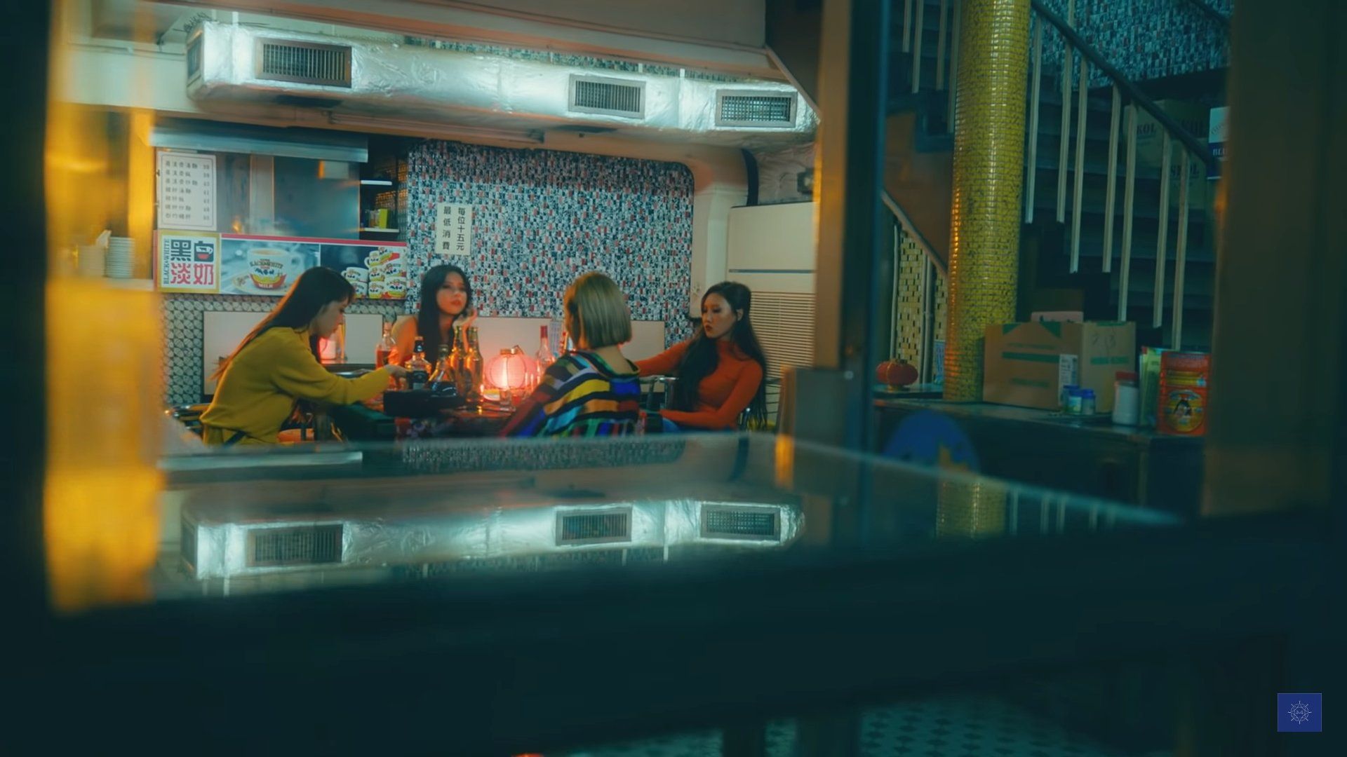 j - #MAMAMOO's Wind flower and Wong Kar Wai's Chungking Express thread detailing references in the music video to the work of Wong Kar Wai #마마무 #Wind_flower