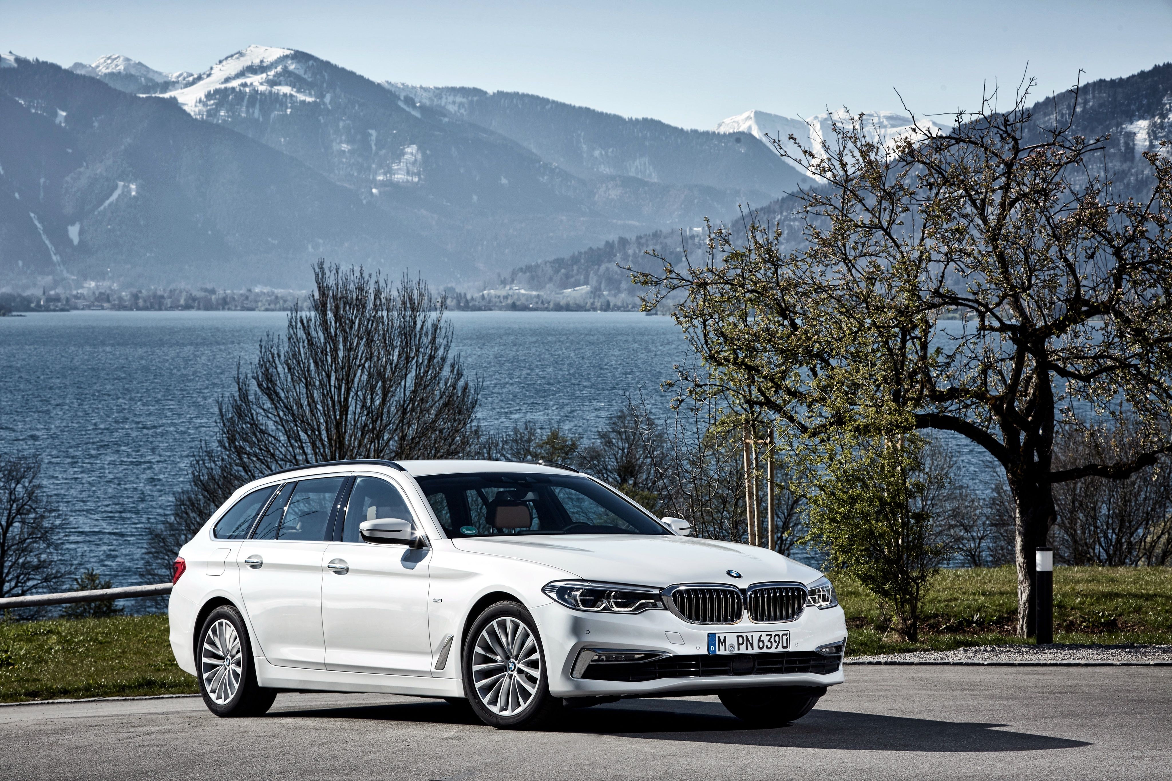 BMW 520d Touring Luxury Line 2017 wallpaperx2731