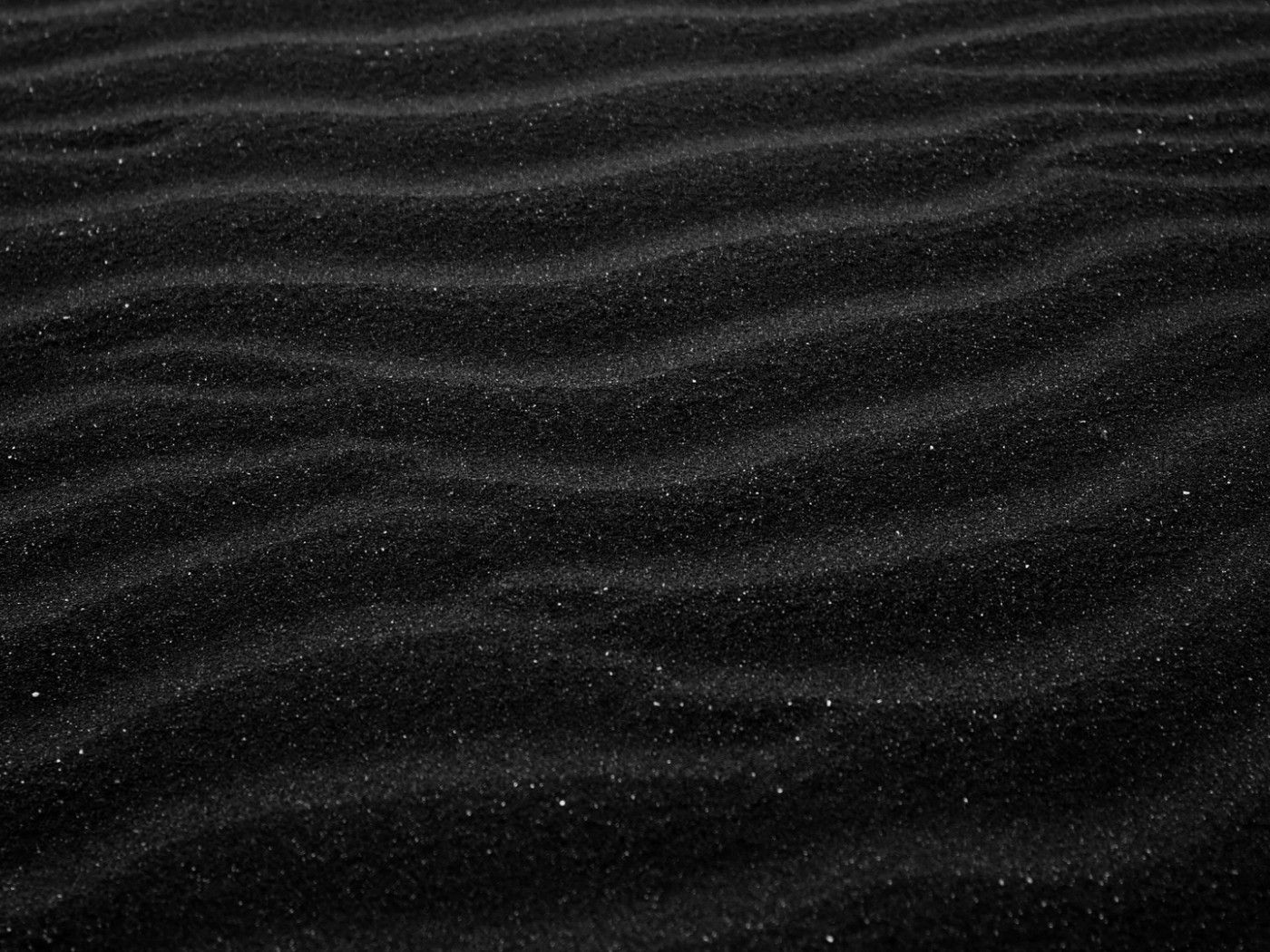 Black sand HD Wallpaper 1400x1050