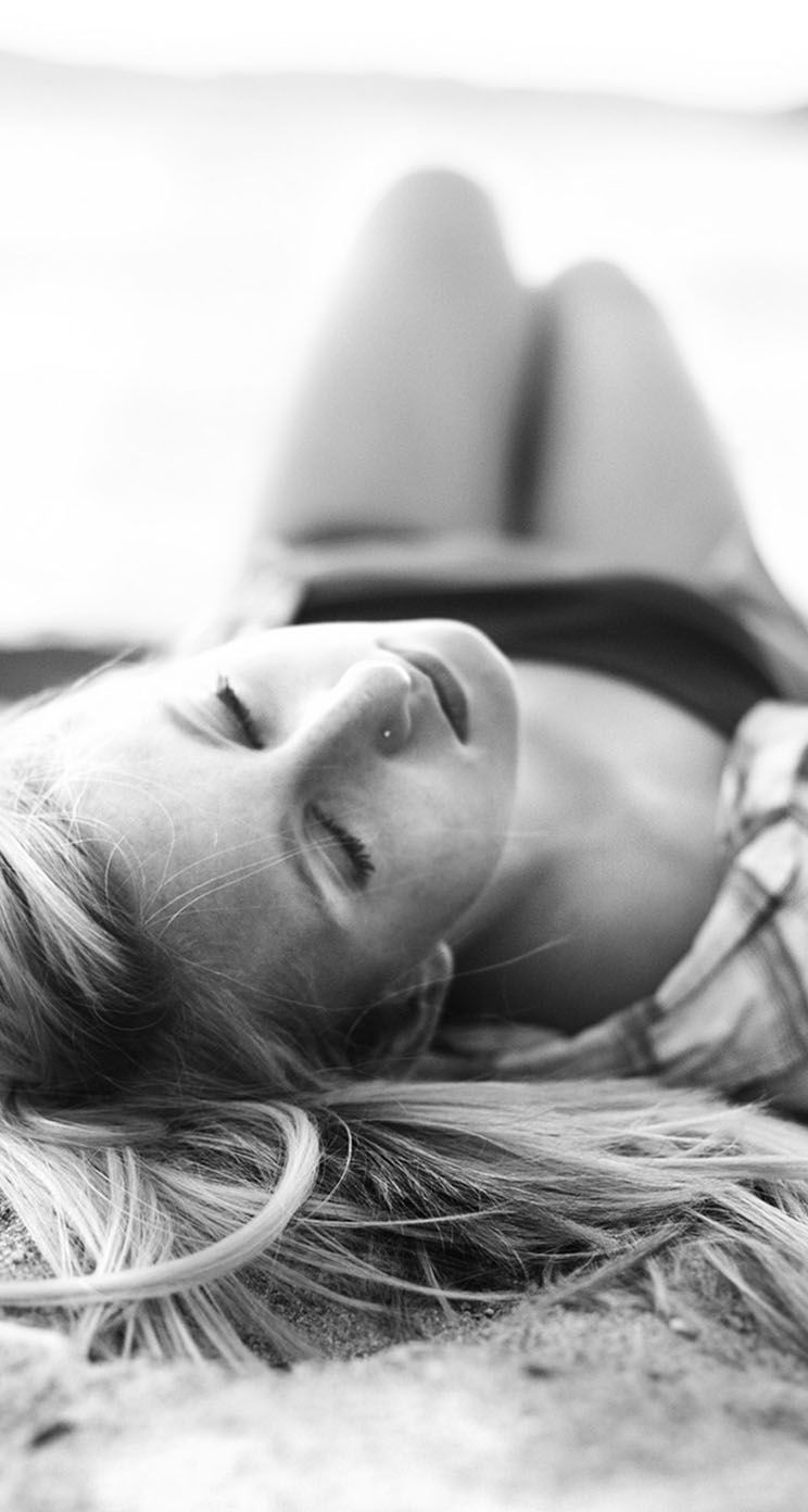 The iPhone Wallpaper Blondes women lying down